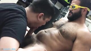 bearded straight stud gets serviced blowjob cum4