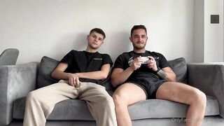 Amigo Mais Velho e seu Twink XIX - Videogame e Foda
