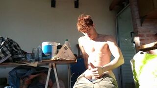 Latino Bonito y De Cuerpo Sexy Se Masturba En Su Jardin Cerca De Sus Vecinos Y Tira Mucho Semen kissmydick - BussyHunter.com