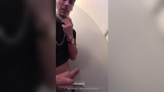 Chris Diamond Jerks Off In The Plane Toilet