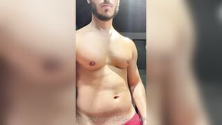 StallionFabio - New video showing off and jerking off in the gym locker rooms - Gay Porn