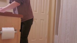 Japanese College Student hurriedly go to the Toilet after returning Home Motechi - Gay Porno