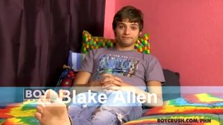 Blake Allen Likes to Give Head Boy Crush - Amateur Gay Porn
