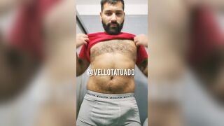 Quietly jerking off in the bathroom vellotatuado - Free Gay Porn
