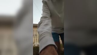 Gay de pé soltando um mijao ⁄ no parque nathan nz - Free Gay Porn
