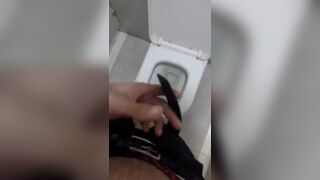 mijando no banheiro do shopping magropauzudo21cm - Free Amateur Gay Porn