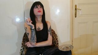 Beth Kinky - Smoking Domina Beth Kinky - Free Gay Porn - Free Amateur Gay Porn